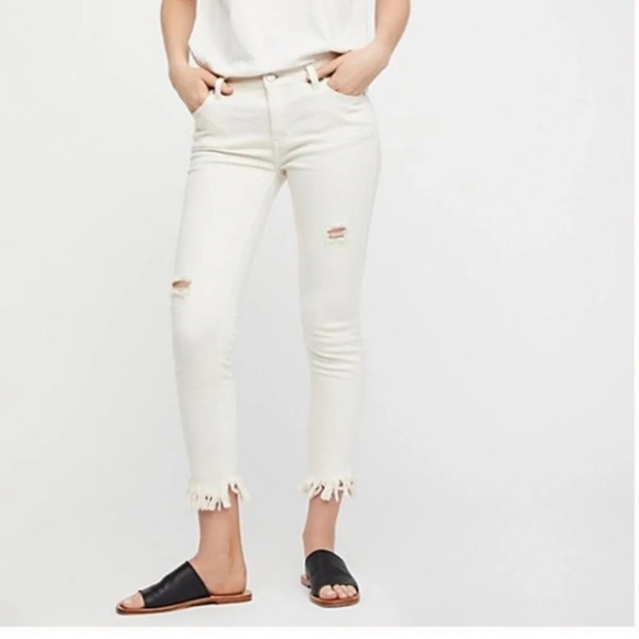 Free People Denim - Free people size 24 frayed hem ivory color jeans in great condition​
